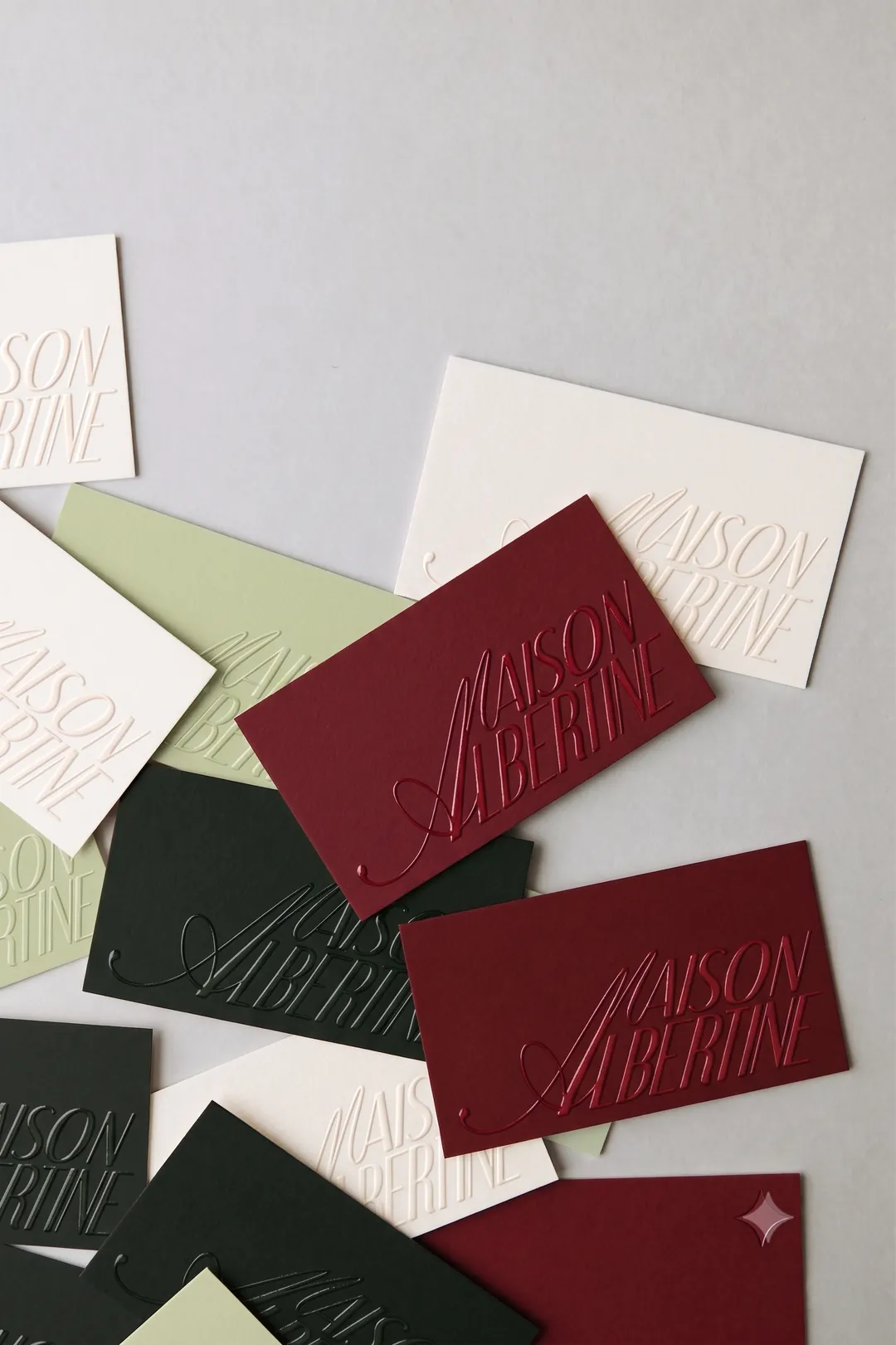 Cartes de visite Maison Albertine embossées, bordeaux, vert et crème